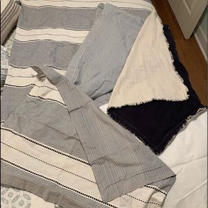 PRICE DROP! Tommy Hilfiger queen duvet cover +4 shams… All reversible.